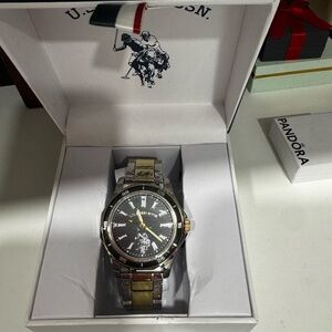 U.S. Polo Assn. White Branded Gift Box with Navy Logo